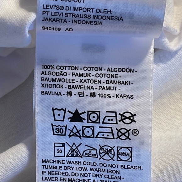 NWT Women Leviโs Short Sleeve T-Shirt Size Medium - Picture 4 of 4